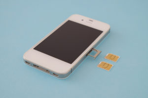 スマホから取り出したSIMカード