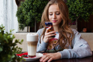 アメリカでスマホを使う人