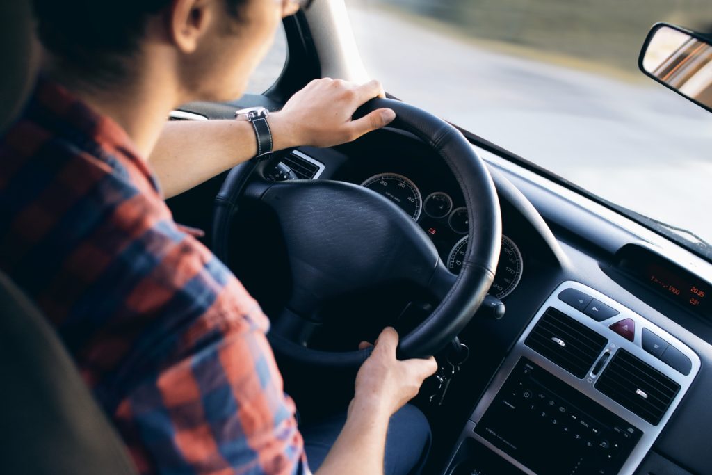 アメリカで車を運転するには 運転免許や日本と異なる交通ルールについて